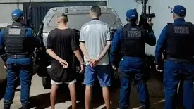 PM apreende arma de fogo, drogas e prende dois suspeitos na zona Leste de Teresina (Foto: Reprodução)