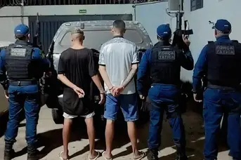 PM apreende arma de fogo, drogas e prende dois suspeitos na zona Leste de Teresina