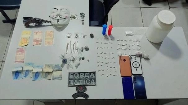 PM apreende arma de fogo, drogas e prende dois suspeitos na zona Leste de Teresina