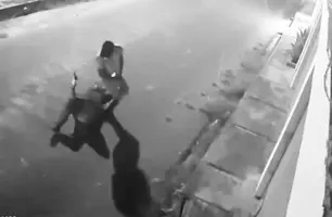 PM reage a assalto, entra em luta com criminoso e acaba tendo arma roubada (Foto: Reprodução)