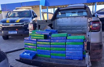PRF apreende 135 kg de cocaína escondidos em picape no litoral do Piauí