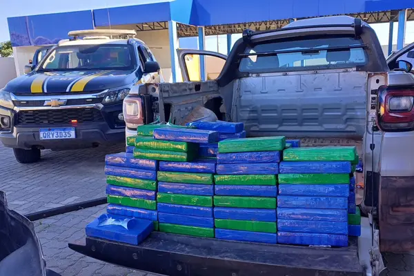 PRF apreende 135 kg de cocaína escondidos em picape no litoral do Piauí