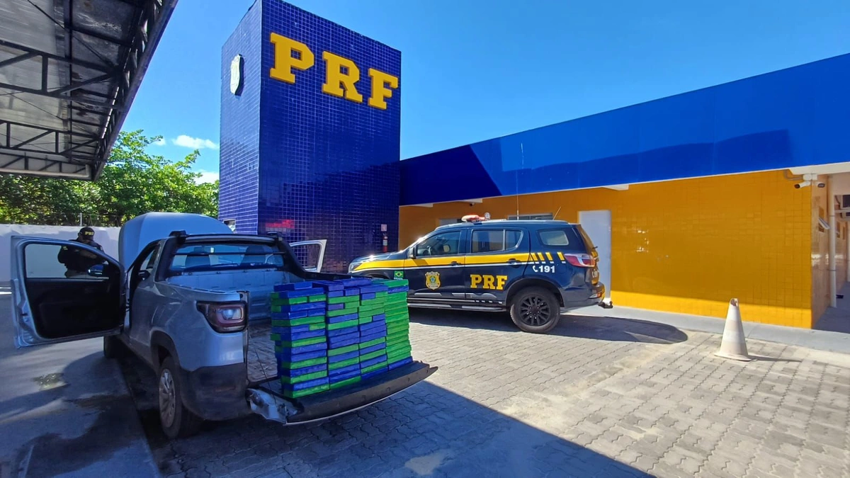 PRF apreende 135 kg de cocaína escondidos em picape no litoral do Piauí