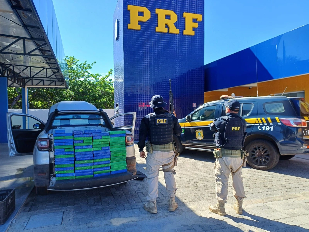 PRF apreende 135 kg de cocaína escondidos em picape no litoral do Piauí