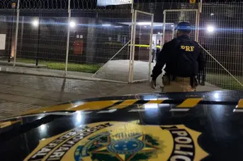 PRF encaminha motorista à PF após suspeita de fraude em documento