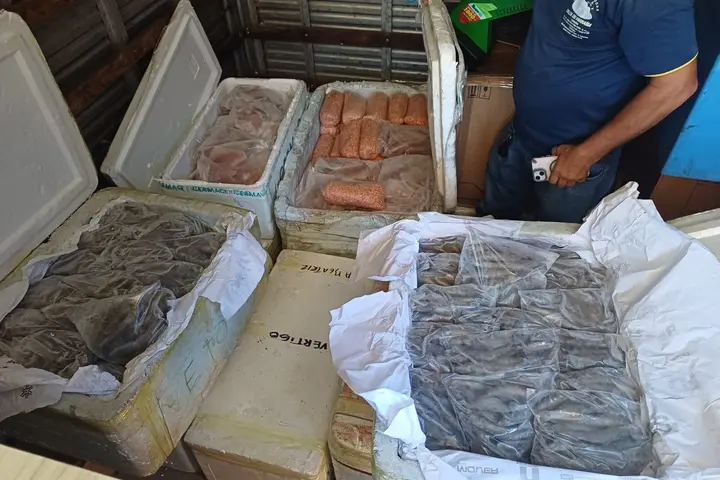 PRF intercepta 650 kg de alimentos sem procedência na BR-343, em Parnaíba