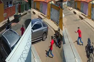 PRF tem arma roubada por criminosos durante assalto dentro de casa em Timon; vídeo (Foto: Reprodução)