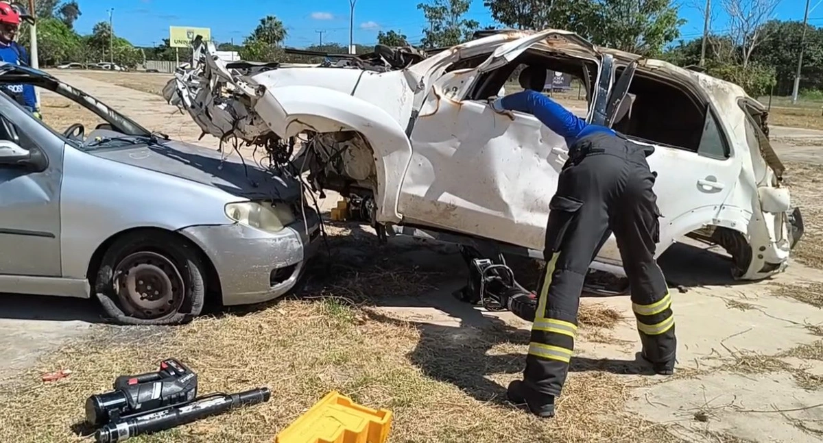 Profissionais das forças de segurança passam por treinamento de resgate veicular