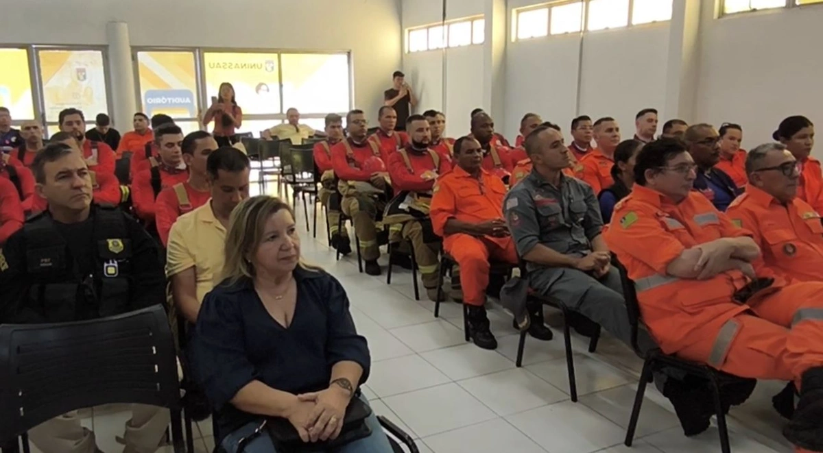 Profissionais das forças de segurança passam por treinamento de resgate veicular