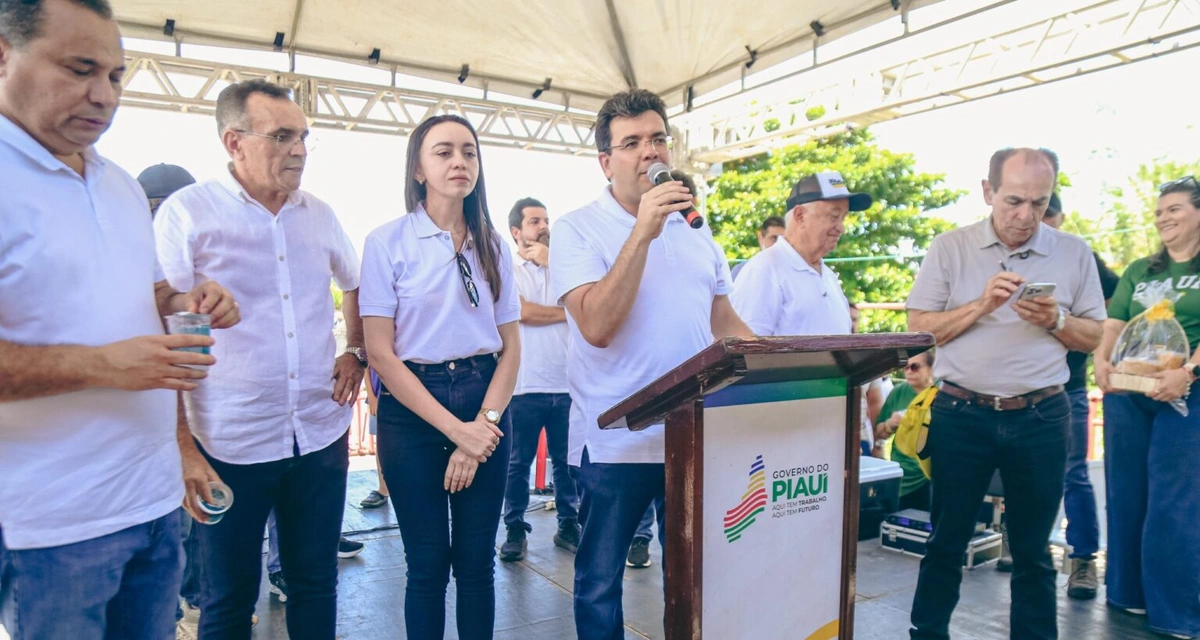 Rafael autoriza calçamento em Caraúbas e destaca avanço da Rodovia do Leite