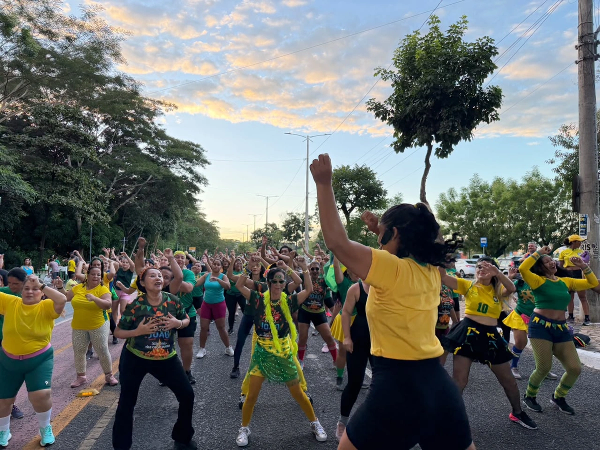 São João e Copa do Mundo embalam aulão de dança na Ponte Estaiada