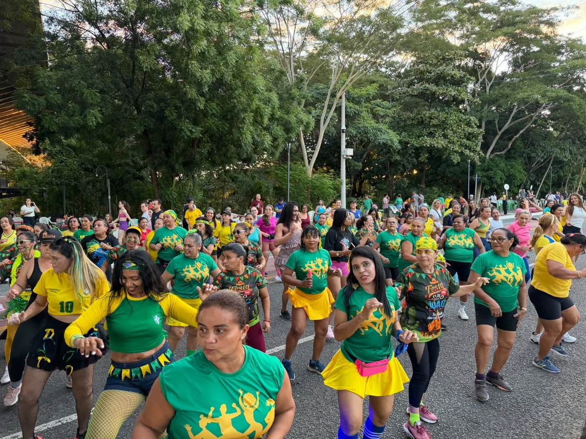 São João e Copa do Mundo embalam aulão de dança na Ponte Estaiada