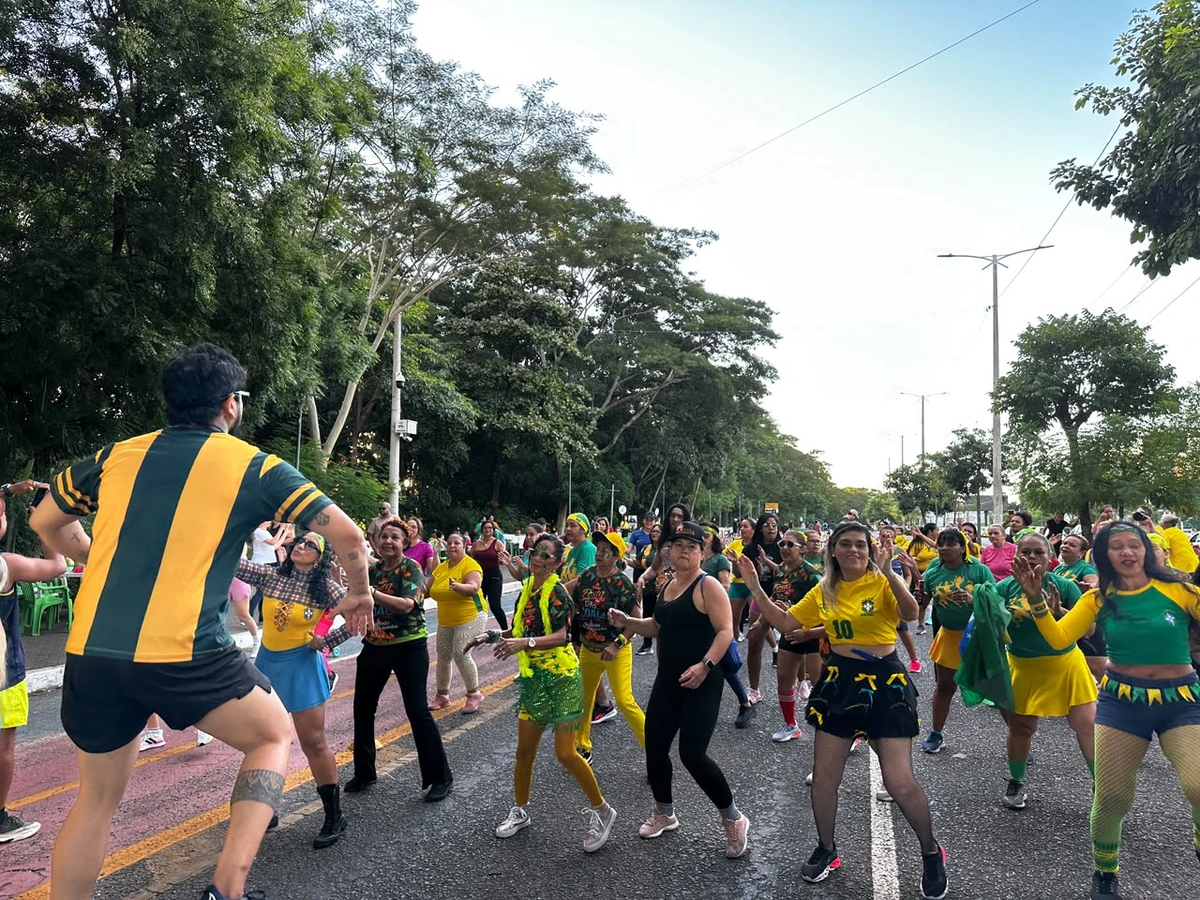 São João e Copa do Mundo embalam aulão de dança na Ponte Estaiada