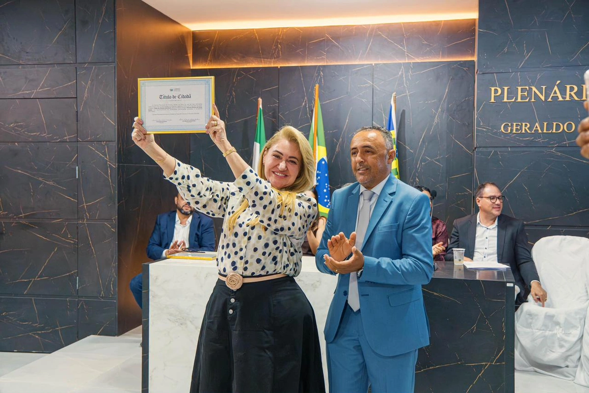 Simone Pereira recebe Título de Cidadã Inhumense em reconhecimento aos serviços prestados ao município