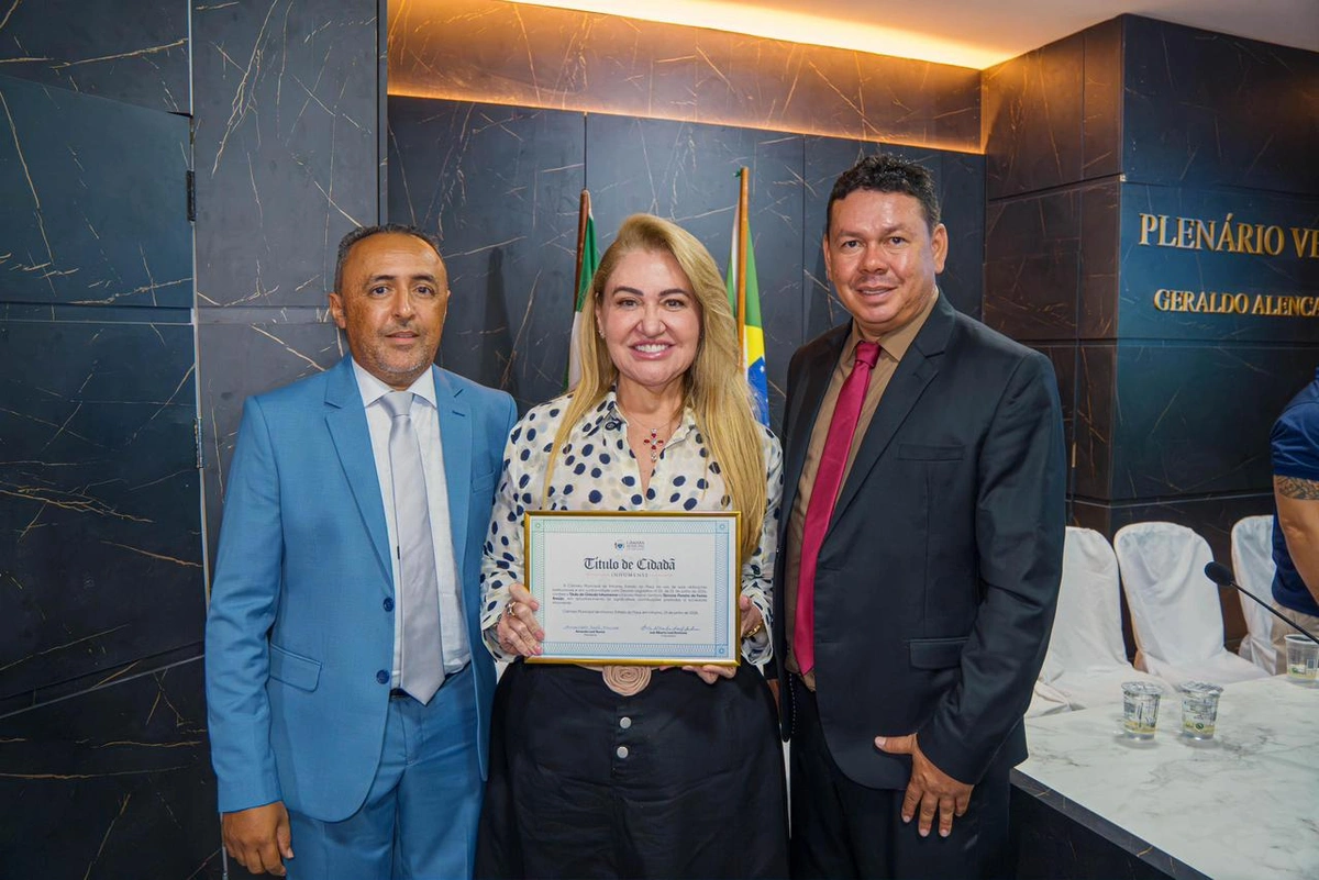 Simone Pereira recebe Título de Cidadã Inhumense em reconhecimento aos serviços prestados ao município