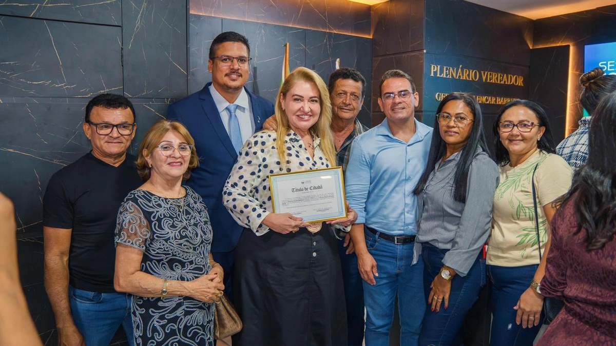 Simone Pereira recebe Título de Cidadã Inhumense em reconhecimento aos serviços prestados ao município
