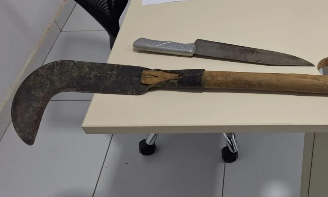 Suspeito de ameaçar a própria irmã com foice e faca é detido em Marcolândia