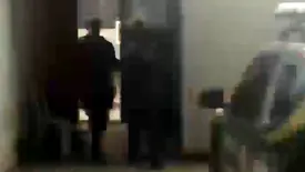 Suspeito de sequência de roubos é agredido por moradores e salvo pela GCM em Altos (Foto: Reprodução)