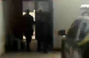 Suspeito de sequência de roubos é agredido por moradores e salvo pela GCM em Altos (Foto: Reprodução)