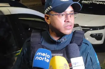 Suspeitos de roubo fogem e deixam drogas e arma em apartamento