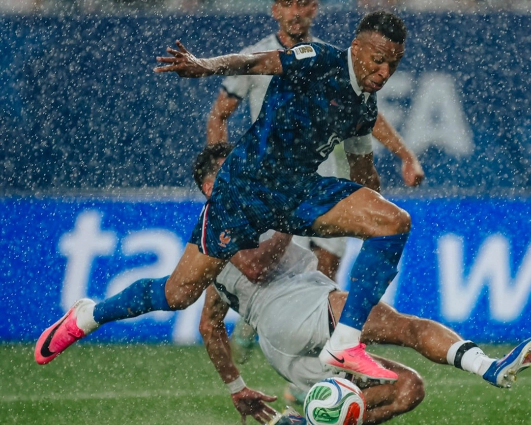 Tempestade interrompe partida entre França e Iraque na Copa do Mundo