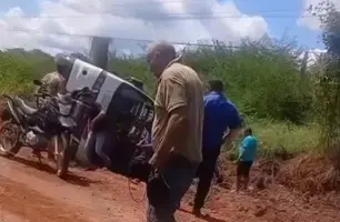 Van tomba na PI-113 e deixa passageiros feridos em José de Freitas (Foto: Reprodução)