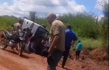 Van tomba na PI-113 e deixa passageiros feridos em José de Freitas
