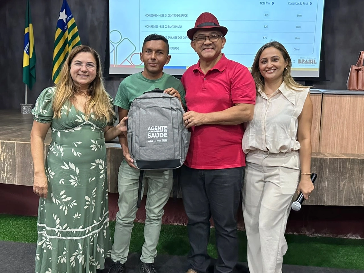 Abdoral Melo entrega kits a agentes de saúde em São João do Arraial