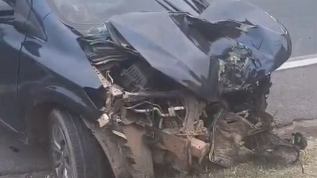 Acidente deixou frente de carro destruída em Timon