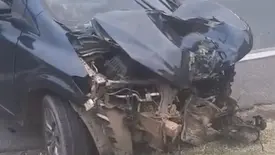 Acidente deixou frente de carro destruída em Timon (Foto: Reprodução)