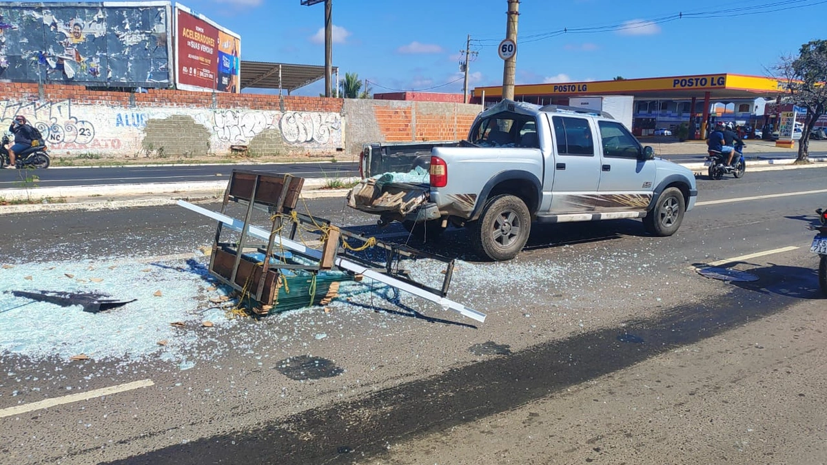 Acidente envolvendo três veículos deixa motoristas feridos na zona Sul de Teresina
