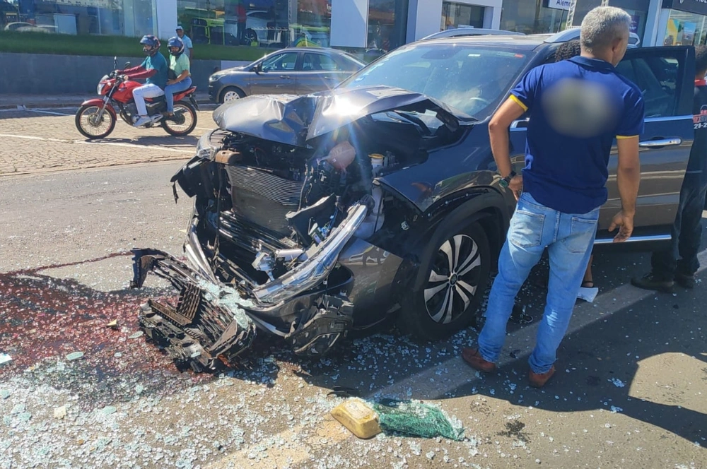 Acidente envolvendo três veículos deixa motoristas feridos na zona Sul de Teresina
