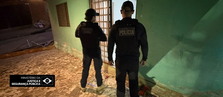 Agentes durante Operação Falso Elo