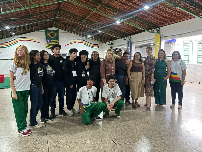 Alunos de escola em Teresina criam projeto tecnológico e vão para Portugal