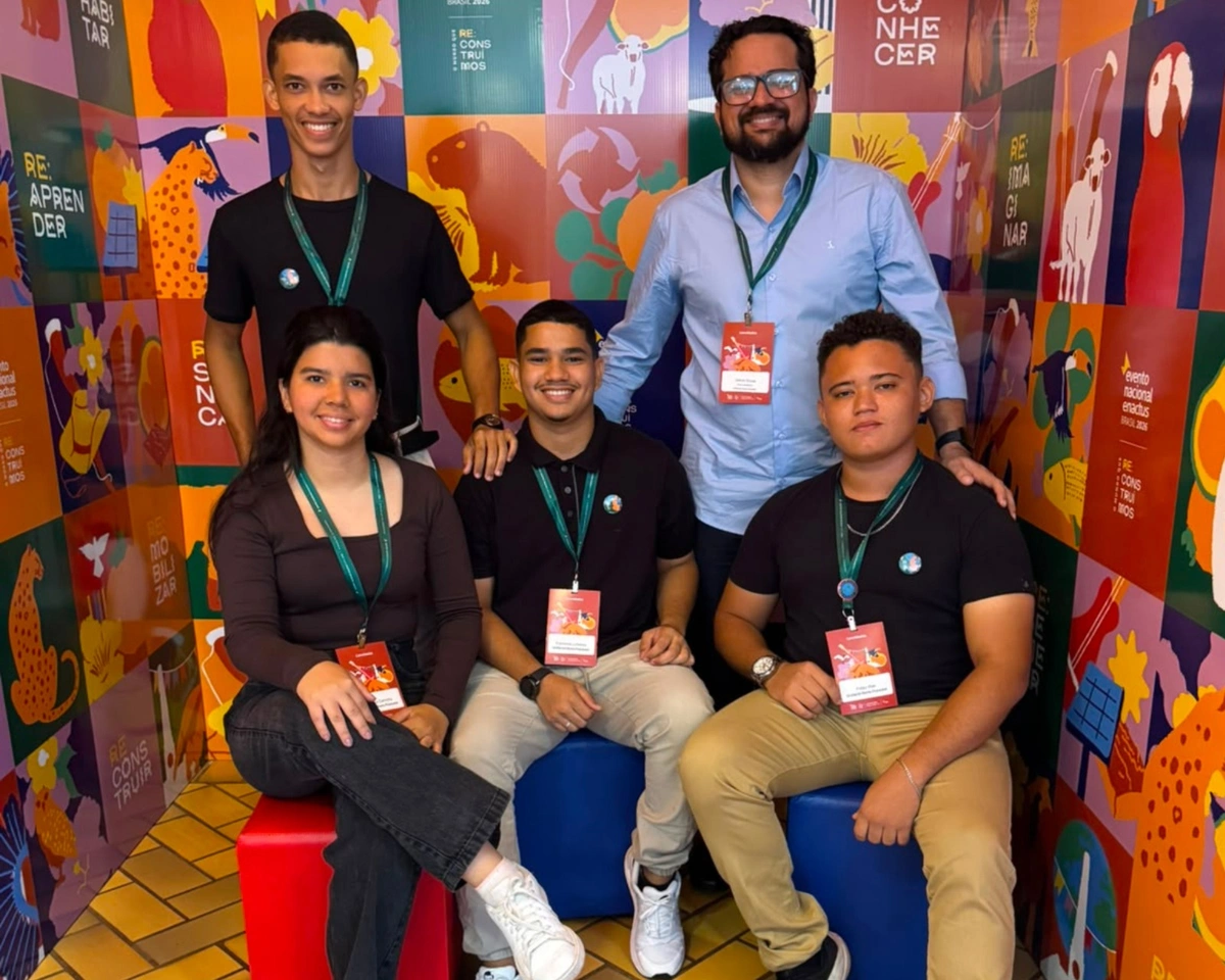 Alunos e docente apresentam projeto 'Guiar' no ENEB Brasil 2026