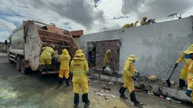 Após acordo com morador, lixo acumulado até o teto é retirado de casa em Teresina (Foto: Conecta Piauí)