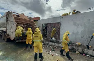 Após acordo com morador, lixo acumulado até o teto é retirado de casa em Teresina (Foto: Conecta Piauí)