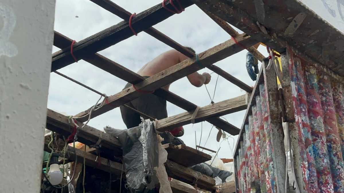 Após acordo com morador, lixo acumulado até o teto é retirado de casa em Teresina