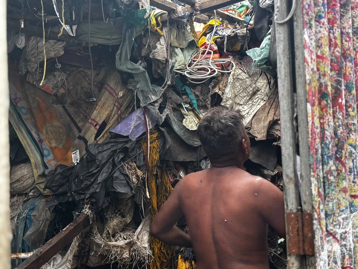 Após acordo com morador, lixo acumulado até o teto é retirado de casa em Teresina