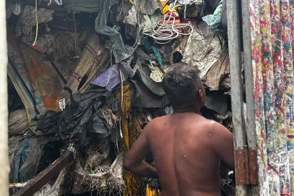 Após acordo com morador, lixo acumulado até o teto é retirado de casa em Teresina