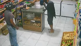 Armados, bandidos invadem mercado e aterrorizam comerciante em Parnaiba (Foto: Reprodução)