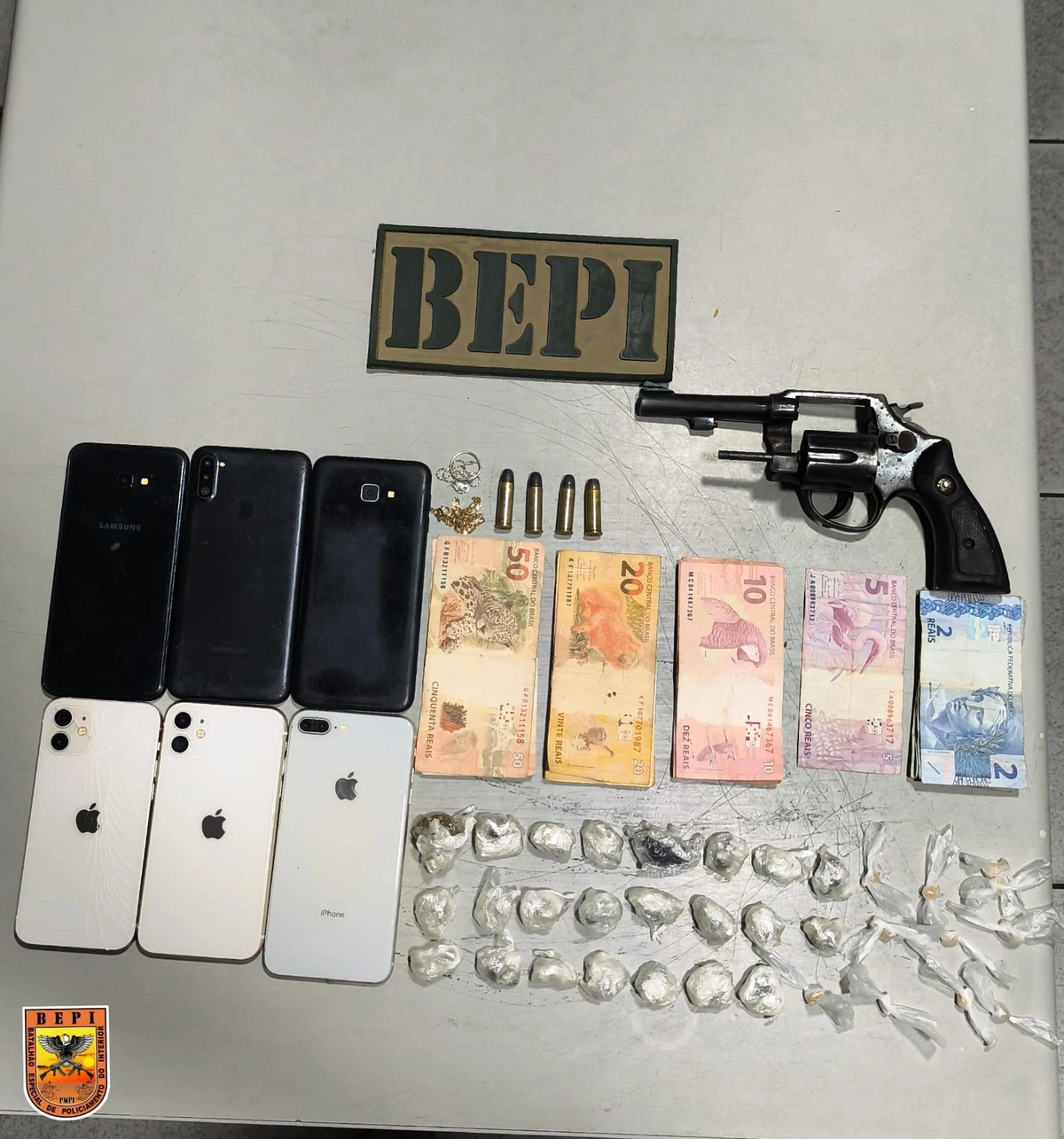 BEPI apreende arma, drogas e conduz três suspeitos na zona Leste de Teresina