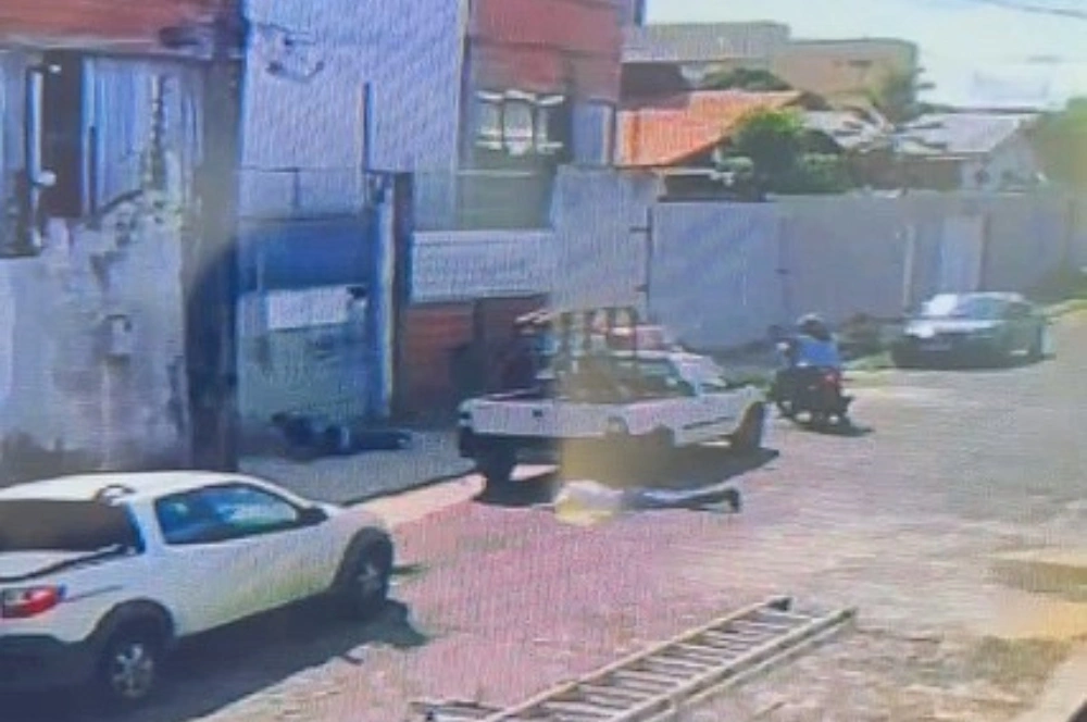Câmeras flagram assalto e dois jovens sendo rendidos na zona Leste de Teresina