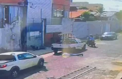 Câmeras flagram assalto e dois jovens sendo rendidos na zona Leste de Teresina
