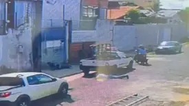 Câmeras flagram assalto e dois jovens sendo rendidos na zona Leste de Teresina (Foto: Reprodução)