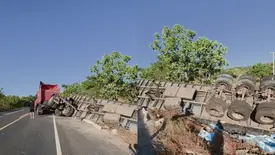 Caminhão tomba após desviar de suposto racha entre veículos no Norte do Piauí (Foto: Reprodução/Piripiri Repórter)