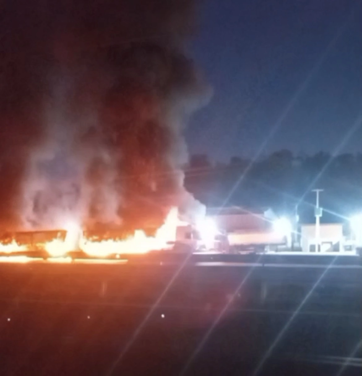 Carreta pega fogo na BR-343, na saída de Altos em direção a Teresina