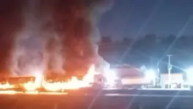 Carreta pega fogo na BR-343, na saída de Altos em direção a Teresina (Foto: Reprodução)