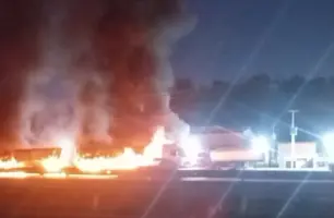 Carreta pega fogo na BR-343, na saída de Altos em direção a Teresina (Foto: Reprodução)