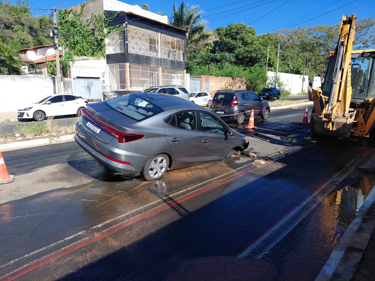 Carro afunda em cratera aberta em avenida da zona Sudeste de Teresina